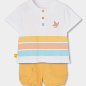 Conjunto de pantalón corto con camiseta mostaza